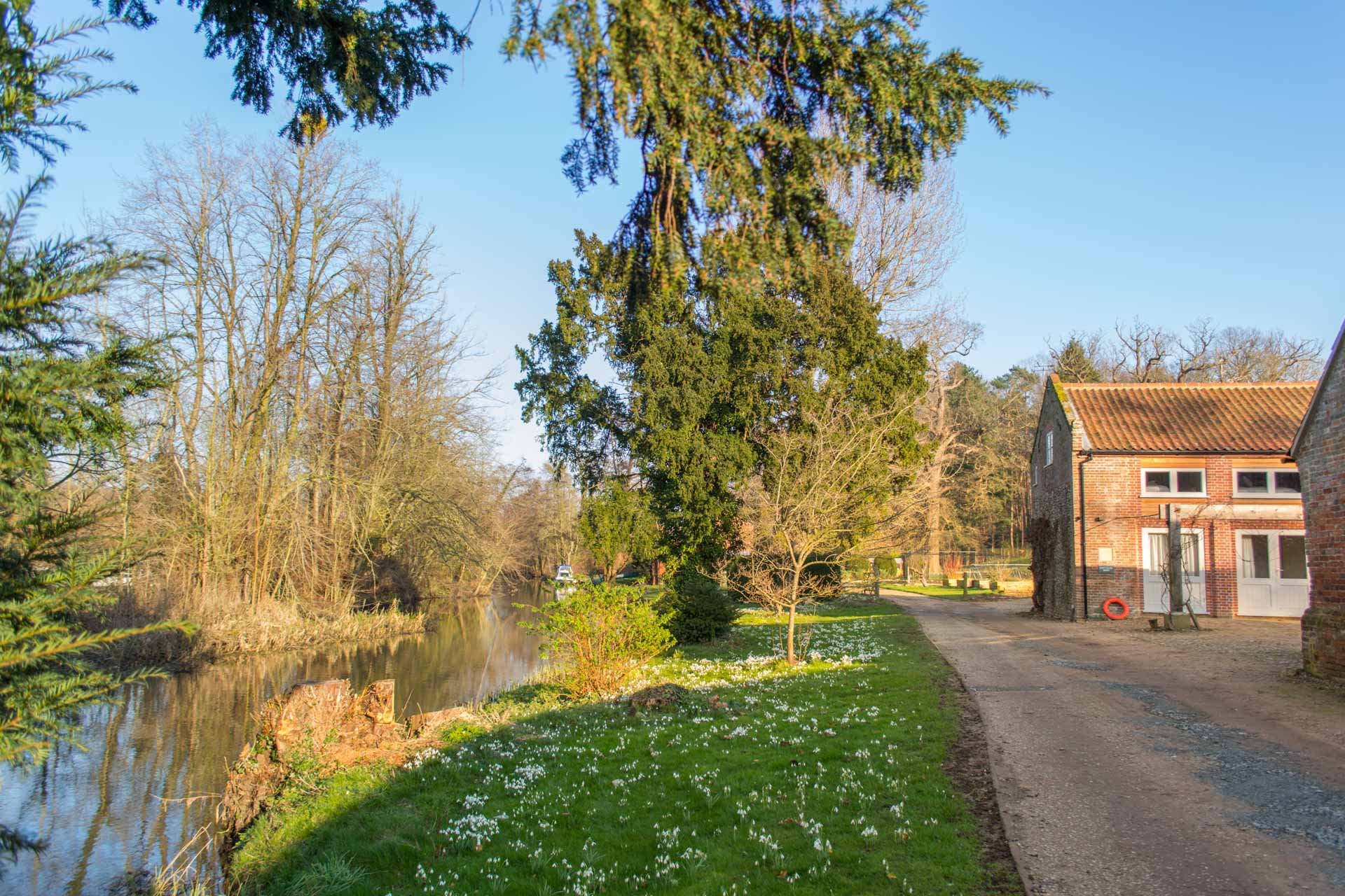 Riverside photo showing distance between Boathouse Barn and the river.